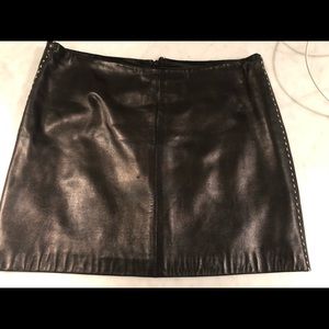 Leather skirt with whipstitch